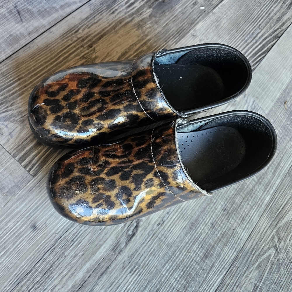 Dansko size 38 leopard clogs